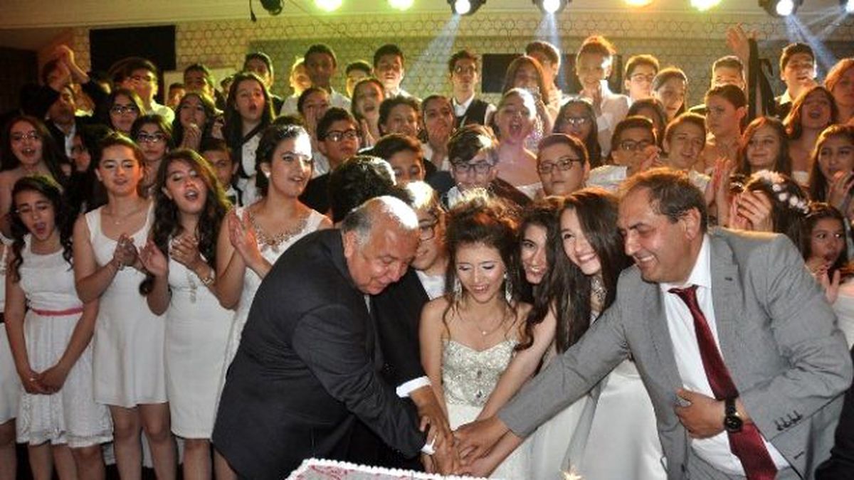 Gkv\'liler Muhteşem Baloda Emrah\'la Coştu