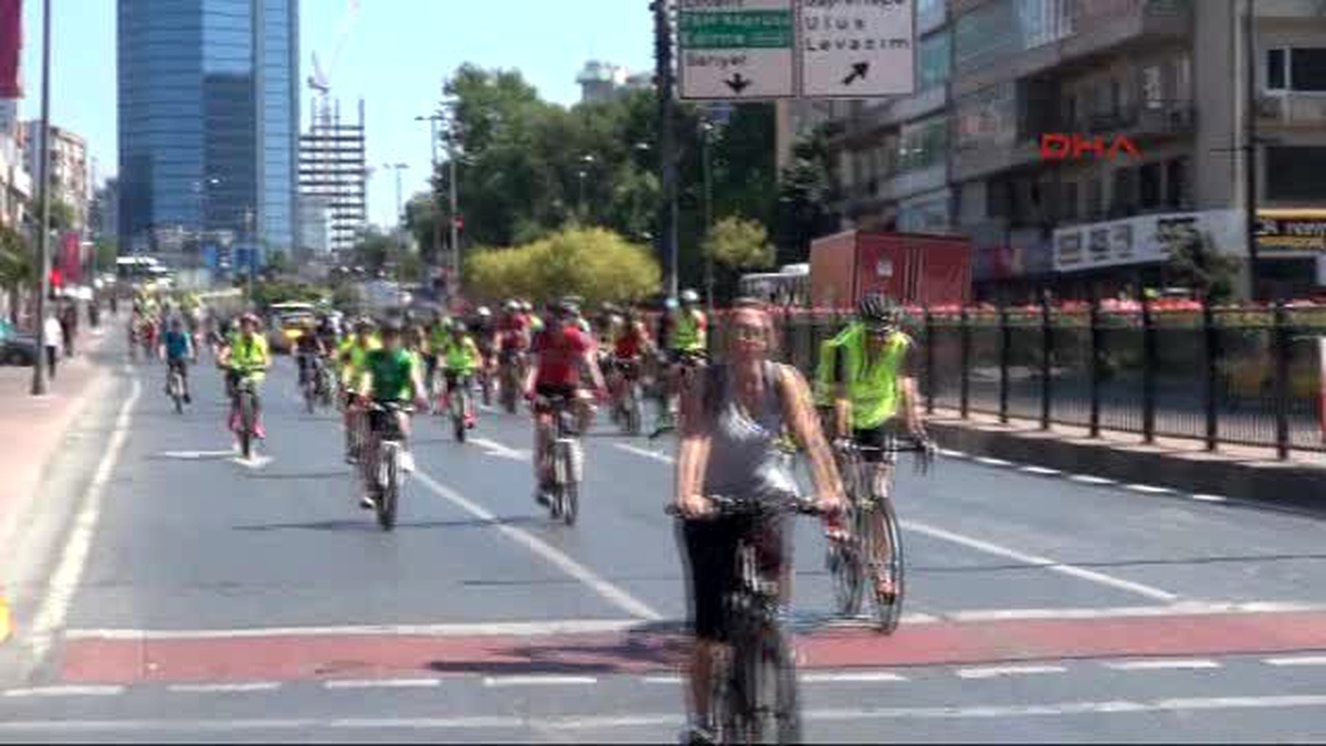 İstanbul Boğaz\'ını Pedal Çevirerek Geçtiler...