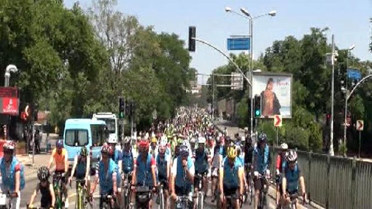 İstanbul Boğazı\'nı Pedal Çevirerek Geçtiler