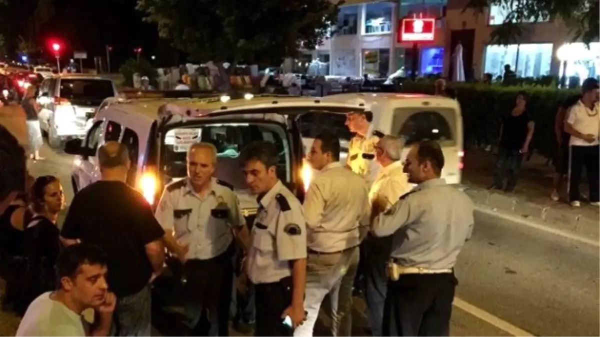 Kaza Yapan Otomobil Sürücüsü Turist Taklidi Yaptı