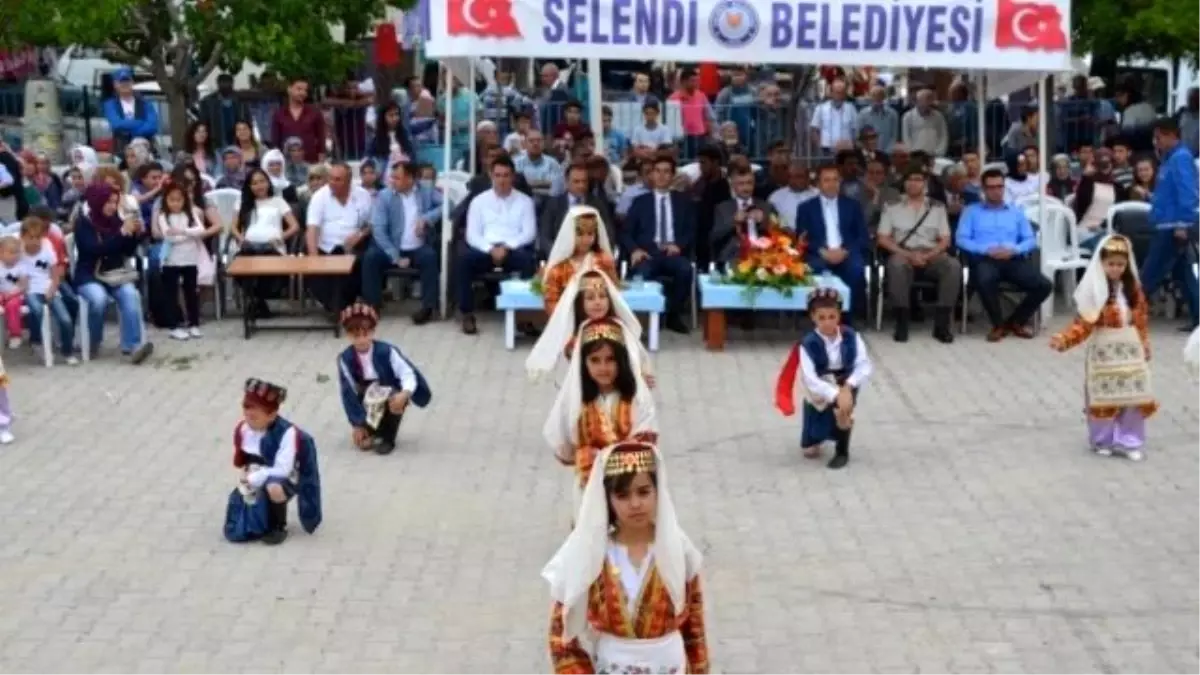 Selendi\'de Kiraz Festivali Coşkusu