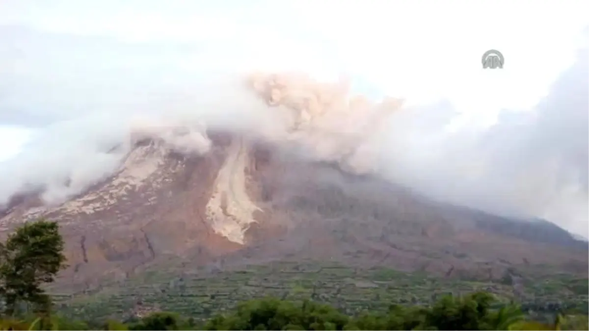 Sinabung Yanardağında Patlama Yaşandı