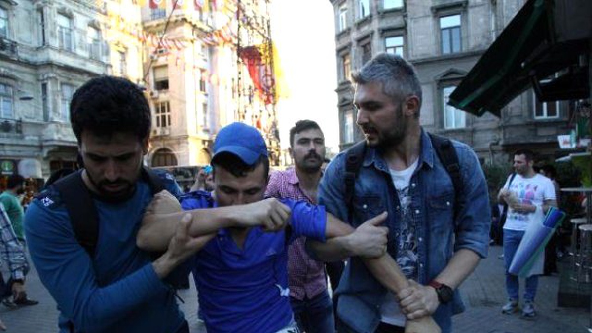 Taksim\'de Eylem Yapmak İsteyen Gruba Gözaltı