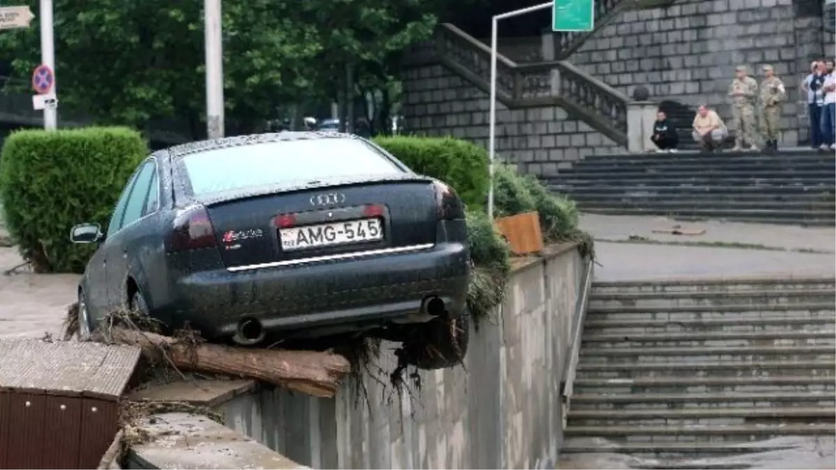 Tiflis\'i Vuran Selde Ölü Sayısı 12\'ye Yükseldi