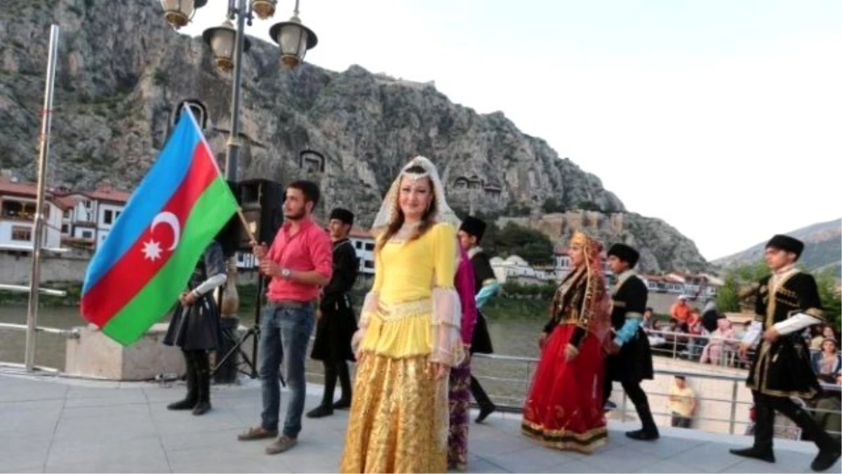Amasya\'daki Festivale Renk Kattılar