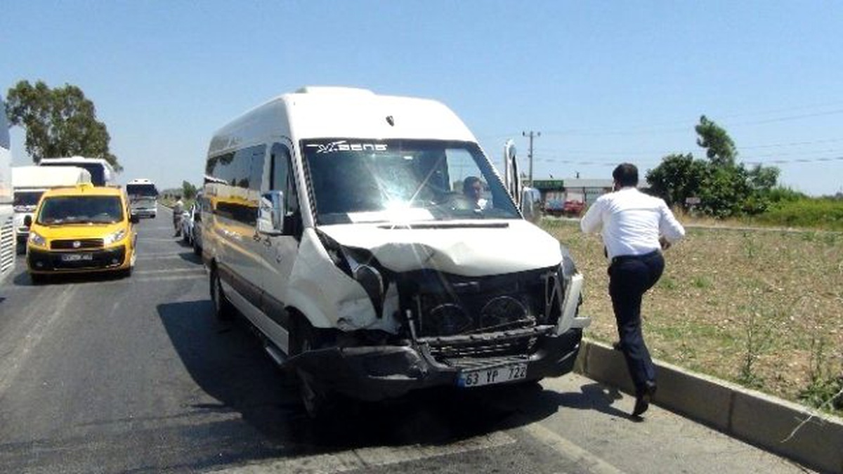 Antalya\'da Tur Minibüsü Otomobile Çarptı: 2 Yaralı