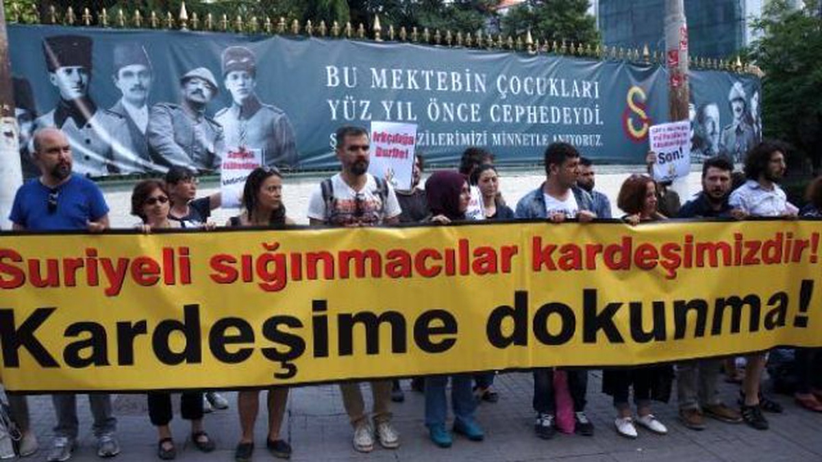 Beyoğlu\'nda "Suriyelilere Sınır Kapıları Açılsın" Eylemi