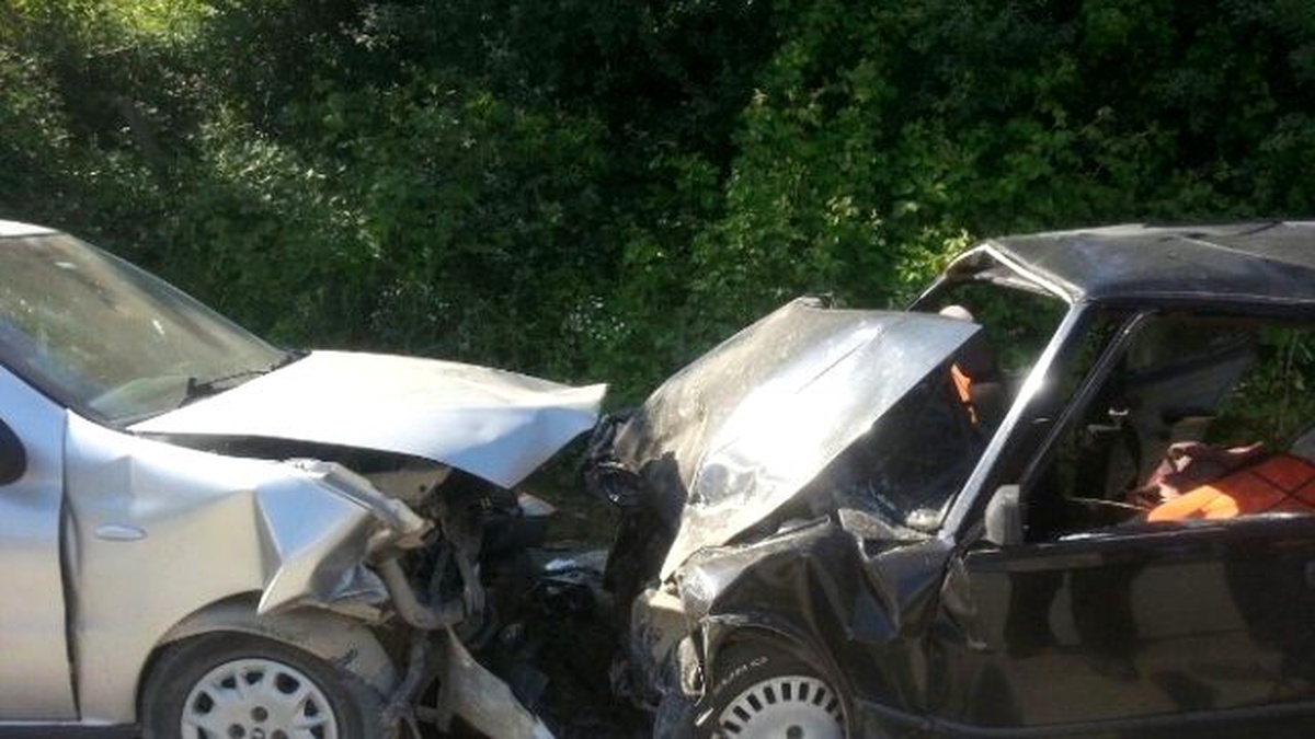 Düzce\'de Otomobiller Kafa Kafaya Çarpıştı: 1 Ölü, 4 Yaralı