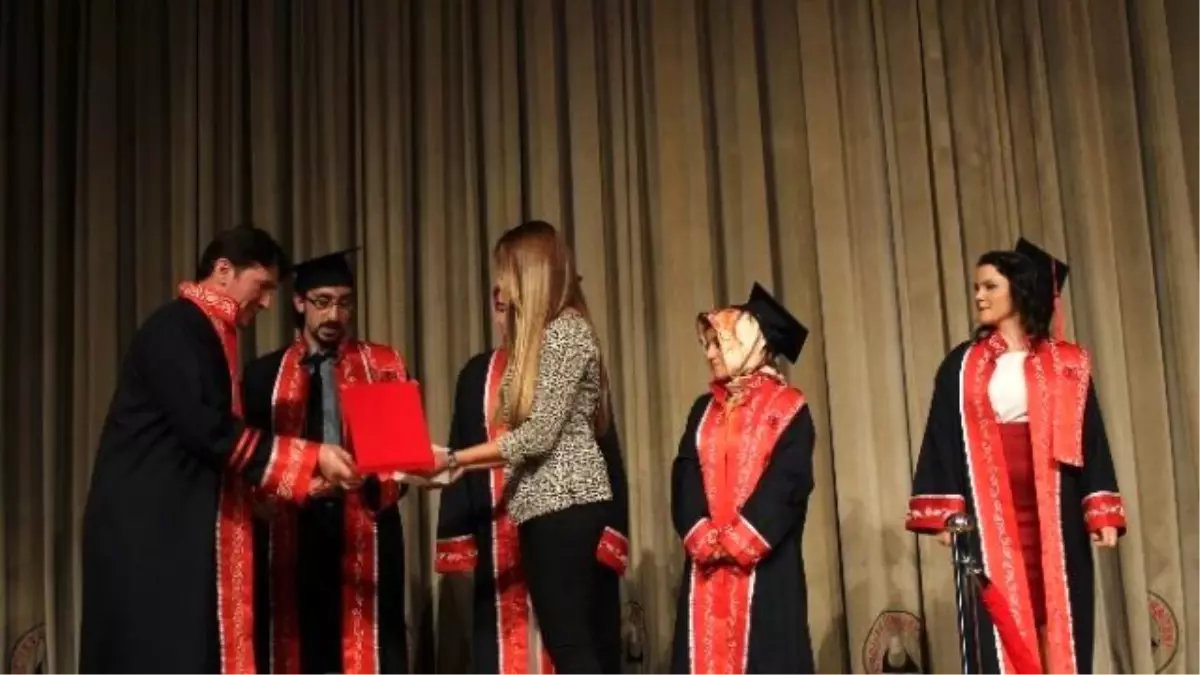 Erü Edebiyat Fakültesi\'nde Mezuniyet Sevinci