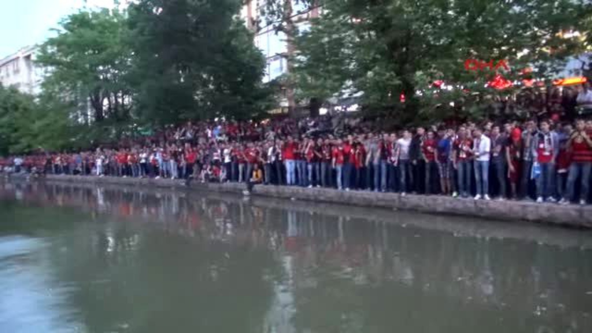 Eskişehirsporlu Taraftarların Porsuk Çayı\'nda 50\'nci Yıl Kutlaması