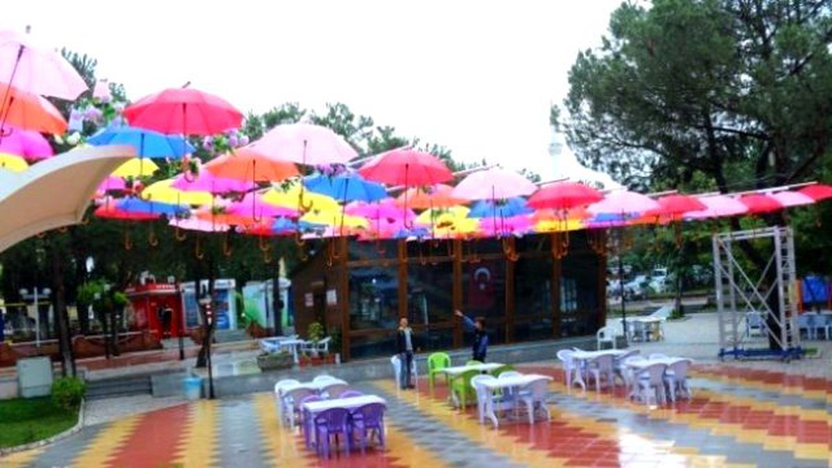 Gördes\'te Şemsiyeli Park İlgi Odağı Oldu