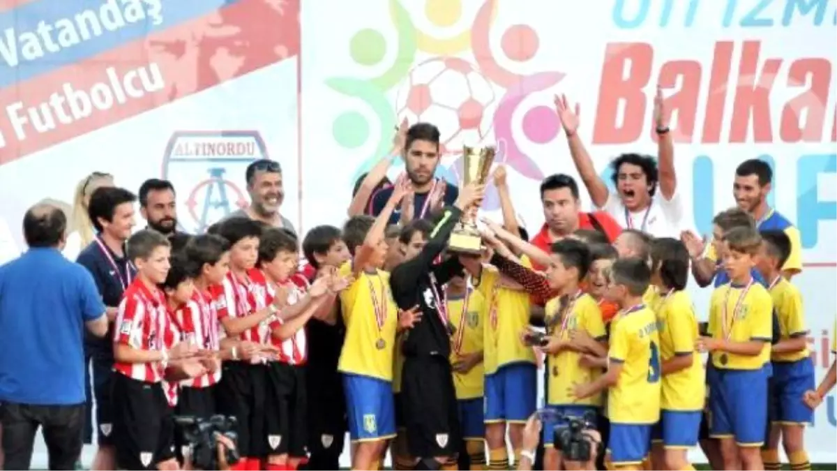 İzmir Balkan Cup\'ta Miniklerden Büyüklere Dersler