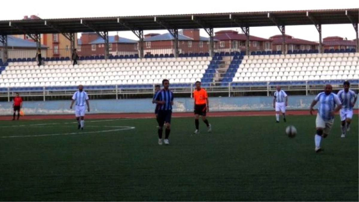 Kars\'ta Kurumlar Arası Futbol Turnuvası\'nde Nefesler Tutuldu