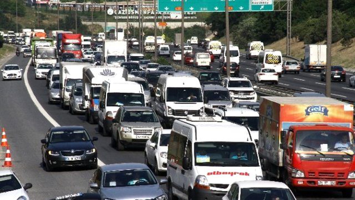 Kaza ve Hararet Yapan Araçlar Tem\'i Kilitledi