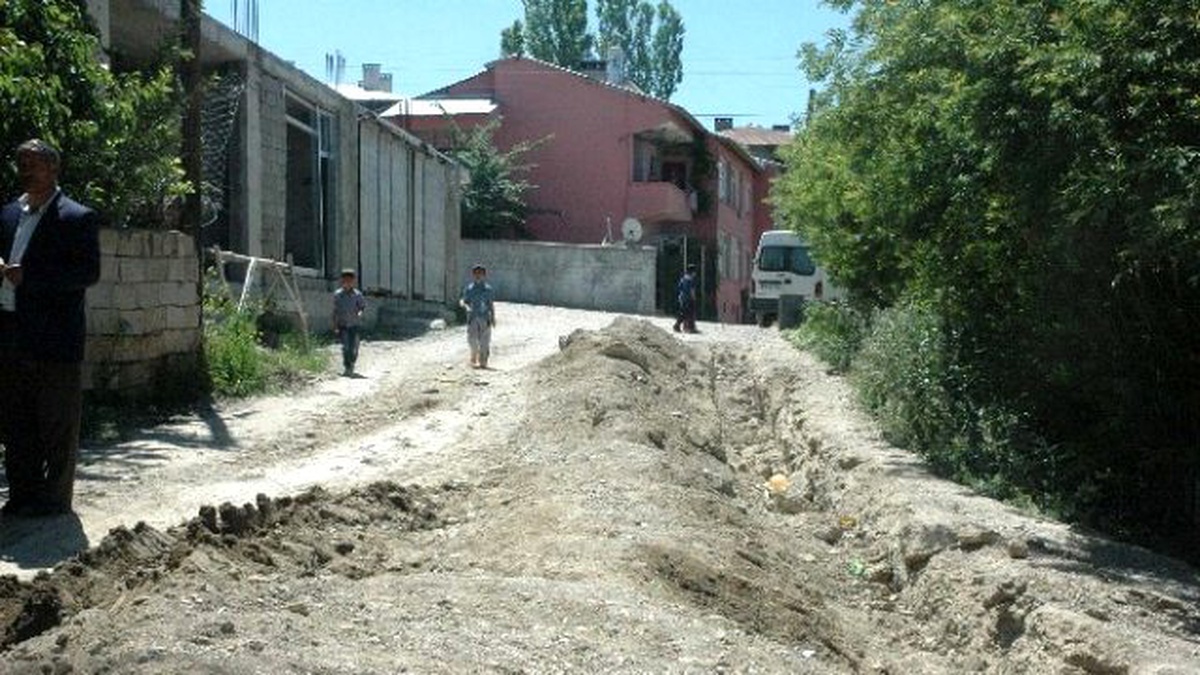 Mahhale Sakinleri Yol Kapatma Eylemi Yaptı