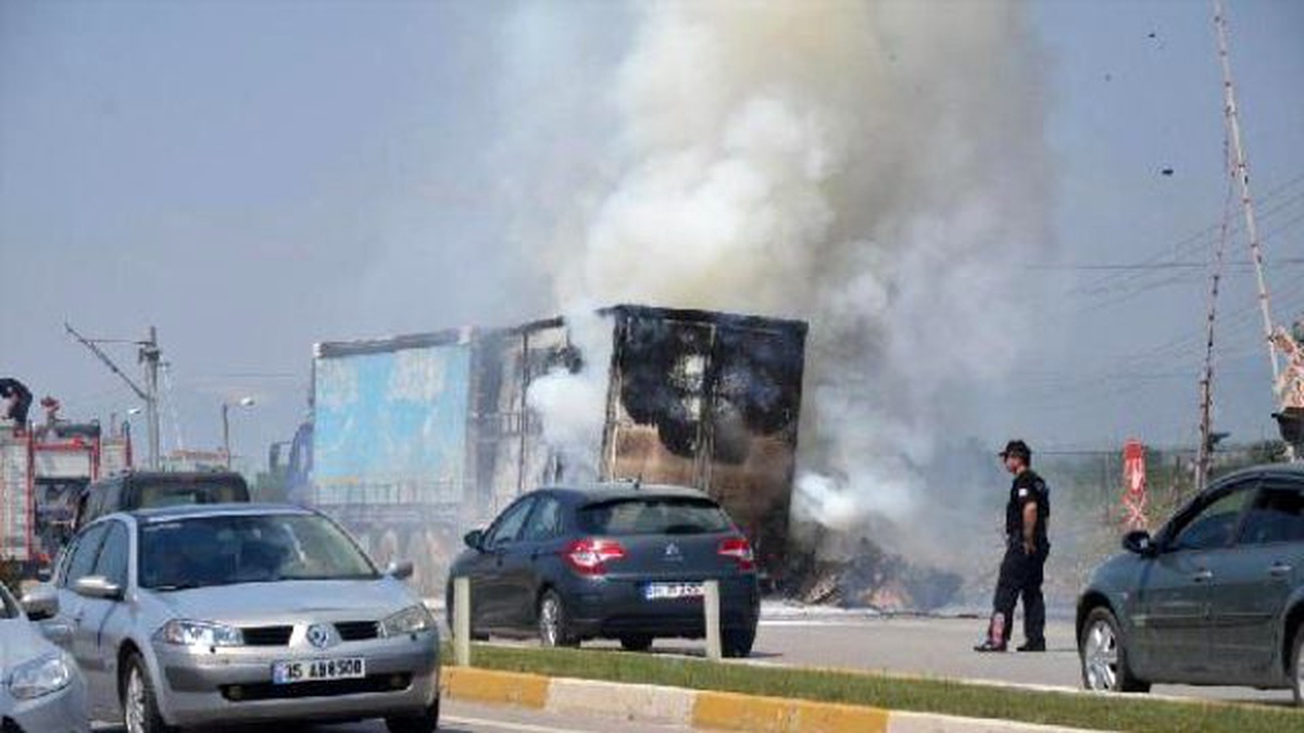 Manisa\'da Mukavva Yüklü Tırda Korkutan Yangın