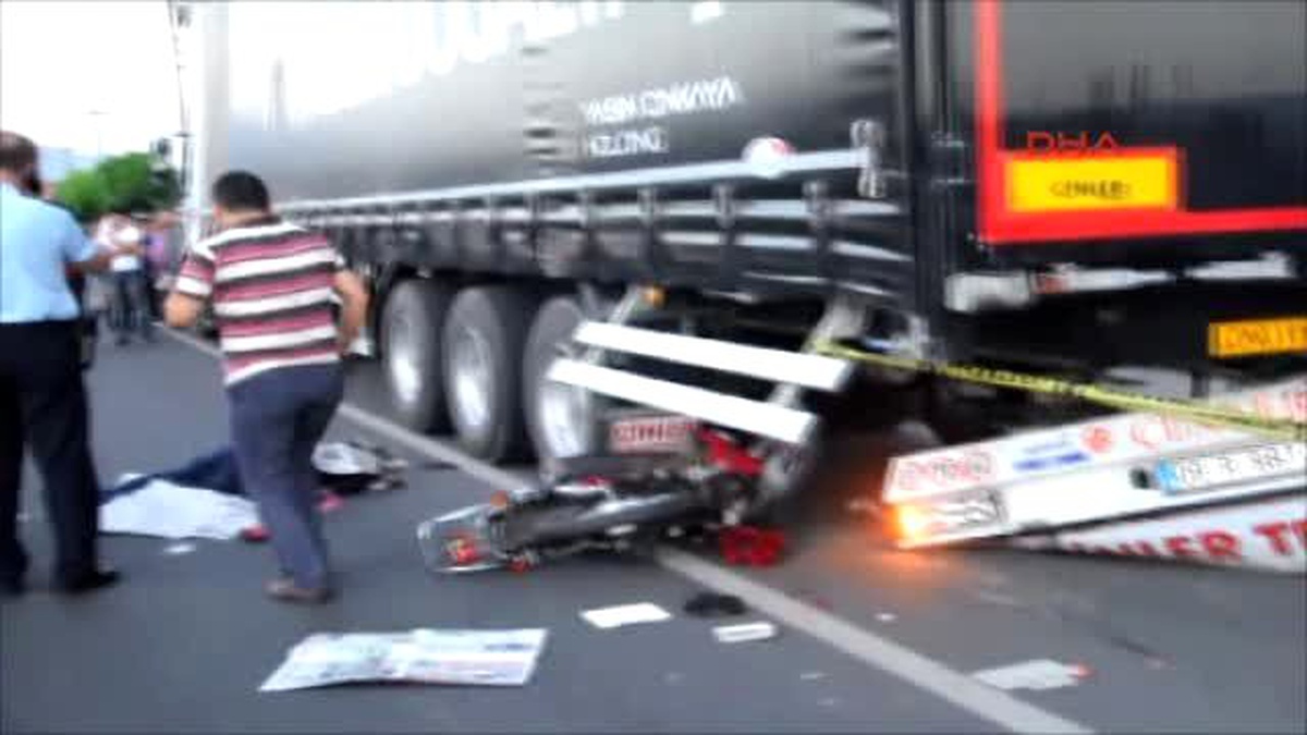 TIR\'a Çarpan Motosiklet Sürücüsü Öldü, Arkadaşı Yaralandı