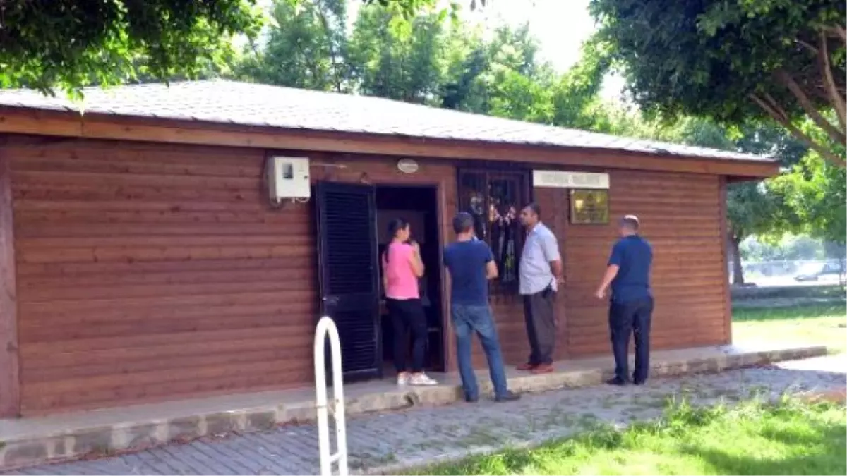 Okuma Salonundaki Türk Bayrağını Çaldılar