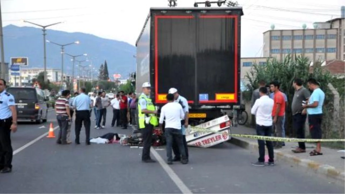 Park Halindeki Tır\'a Çarpan Motosiklet Sürücüsü Öldü, Arkadaşı Yaralandı