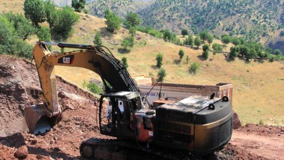 PKK\'lı Teröristler, Baraj Şantiyesindeki 5 İş Makinesini Yaktı