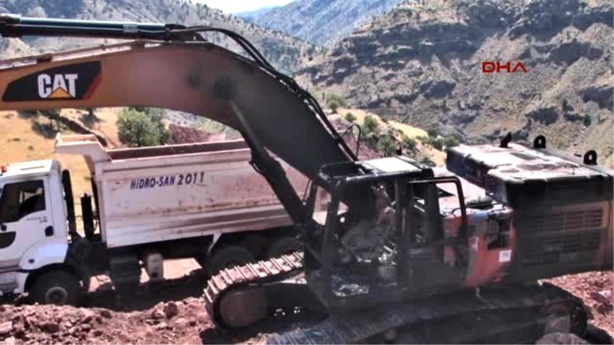 PKK\'lı Teröristler, Baraj Şantiyesindeki 5 İş Makinesini Yaktı