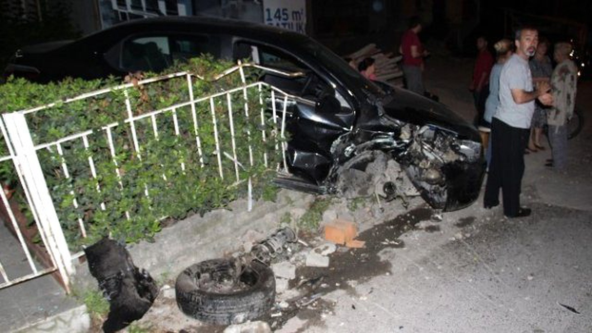 Polisten Kaçan Alkollü Sürücü 4 Otomobili Biçti