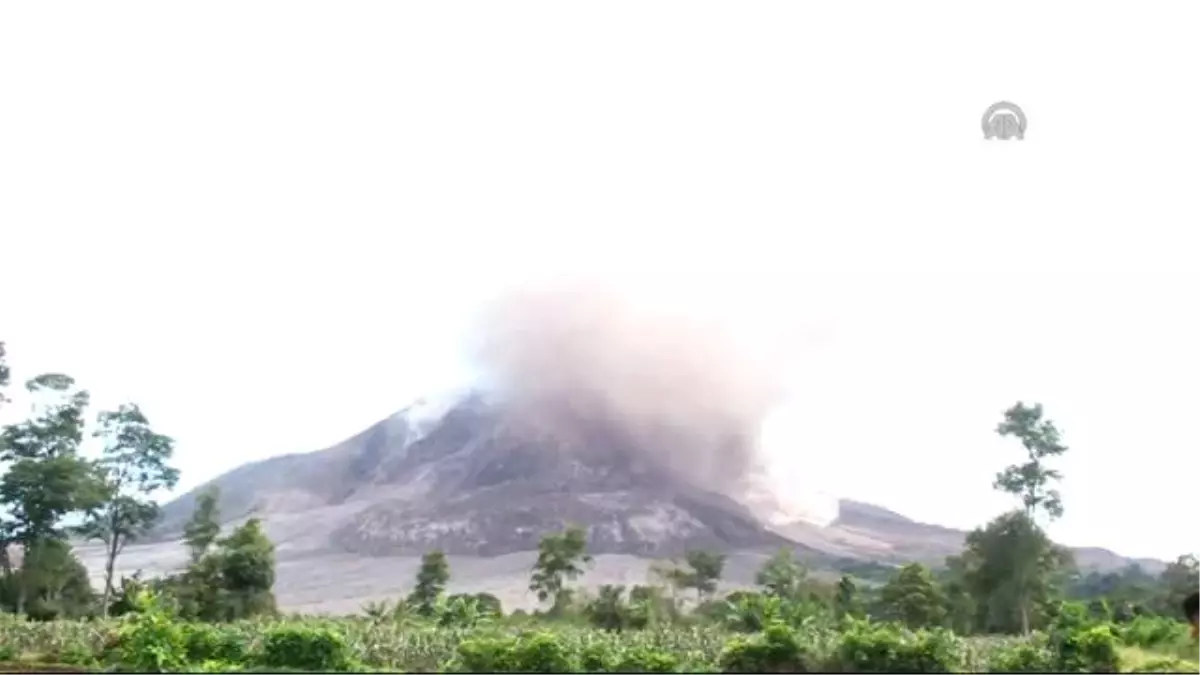 Sinabung Yanardağı\'nda Patlama