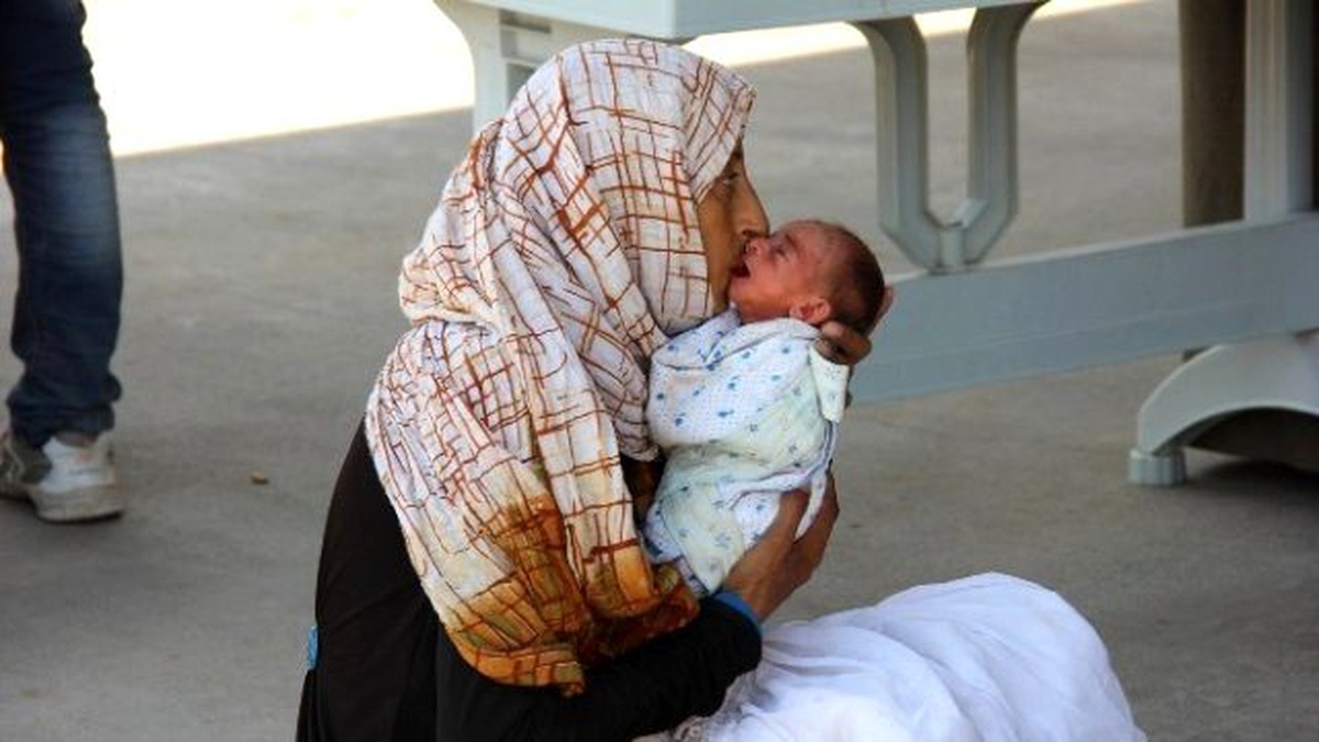 Sınırdan Geçişleri Süren Suriyelilere Yiyecek Dağıtılıyor