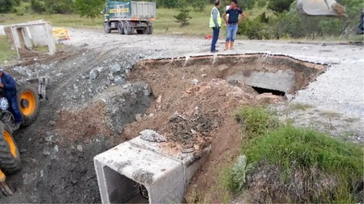 Yağışların Bozduğu Yollar Onarılıyor