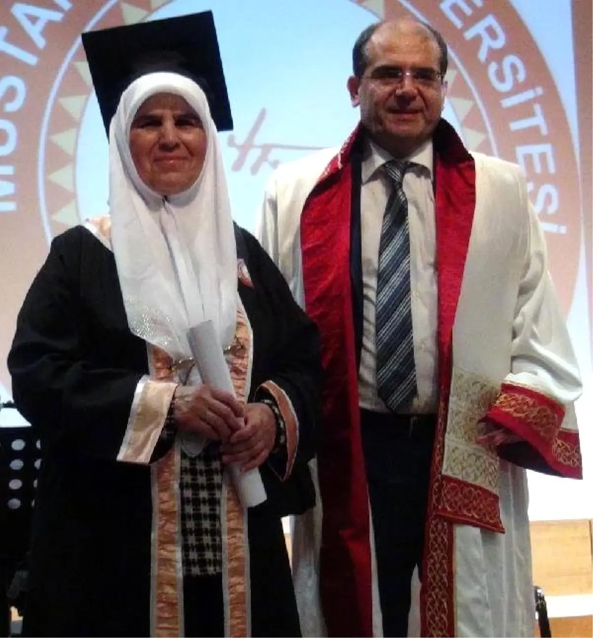 58 Yaşında Üniversiteden Mezun Oldu