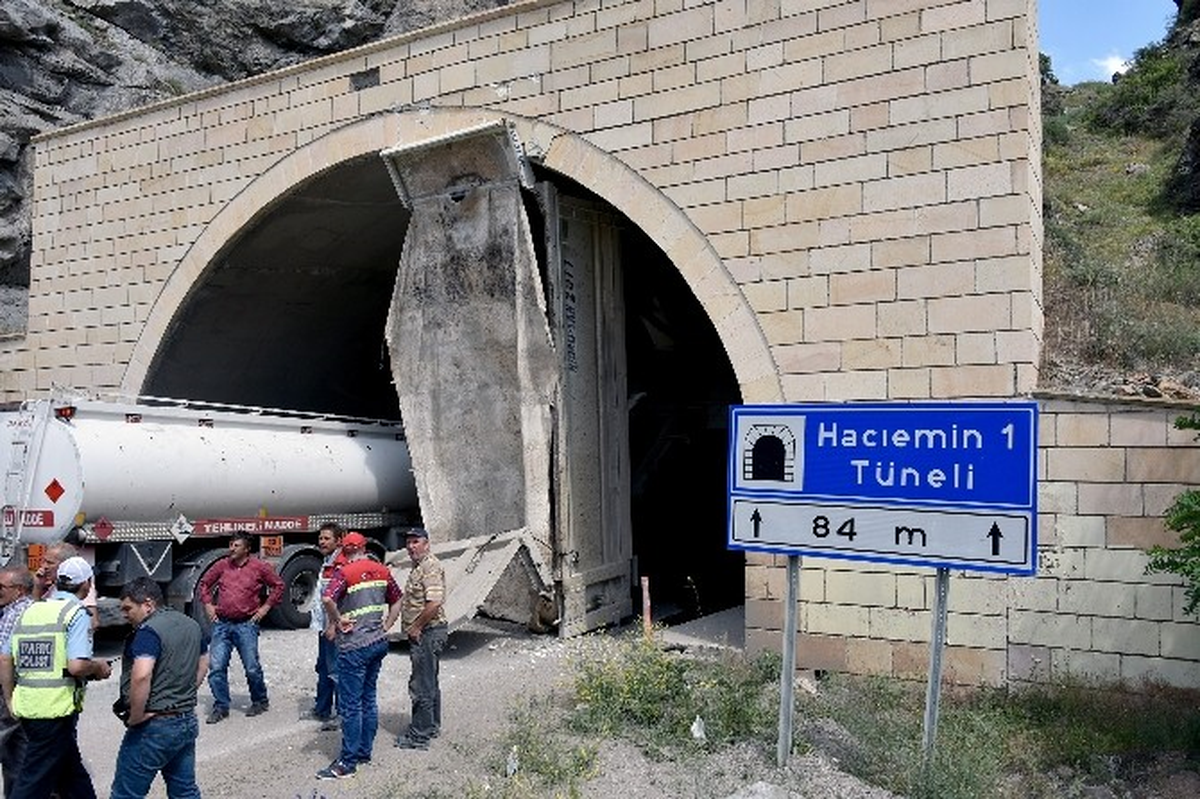 Damperi Açık Kamyon Tünele Çarptı