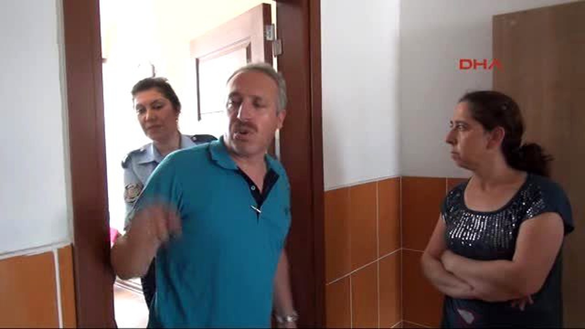 Adana\'da Eşinin Maaşı Ödenmeyince Müdürün Boğazına Bıçak Dayadı