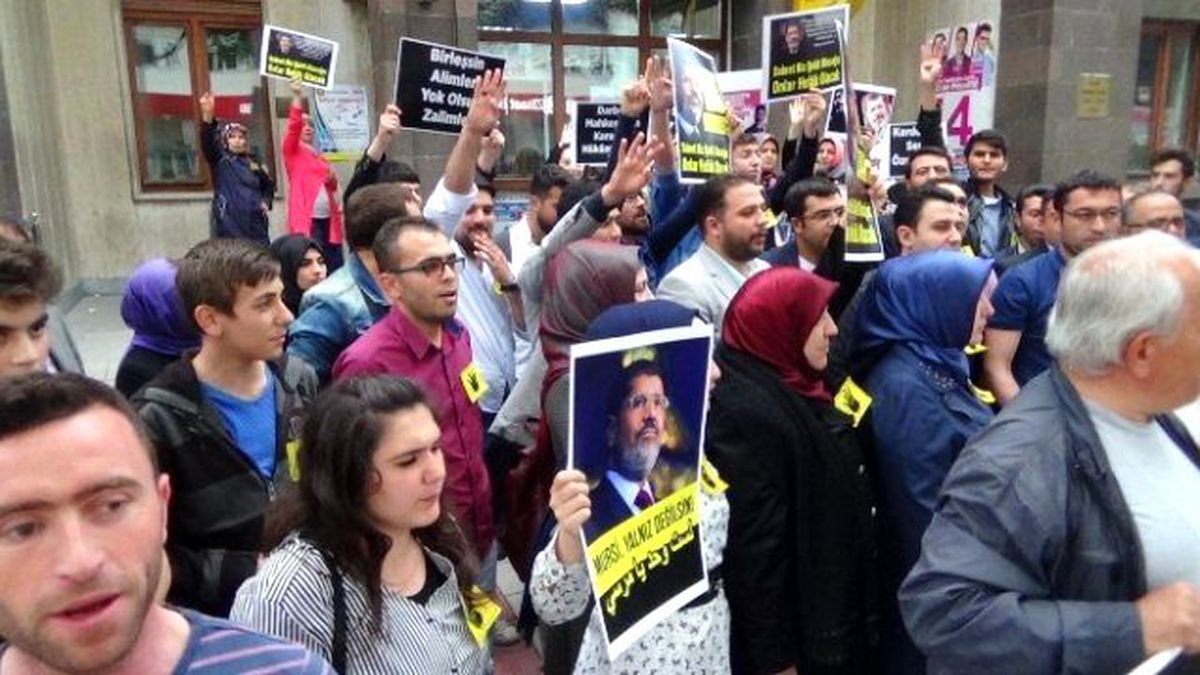 Afyonkarahisarlı Ak Gençler "Mursi" Hakkındaki İdam Kararını Protesto Etti