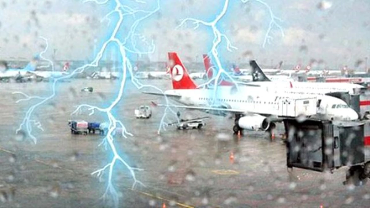 Atatürk Havalimanı\'na Yıldırım Düştü
