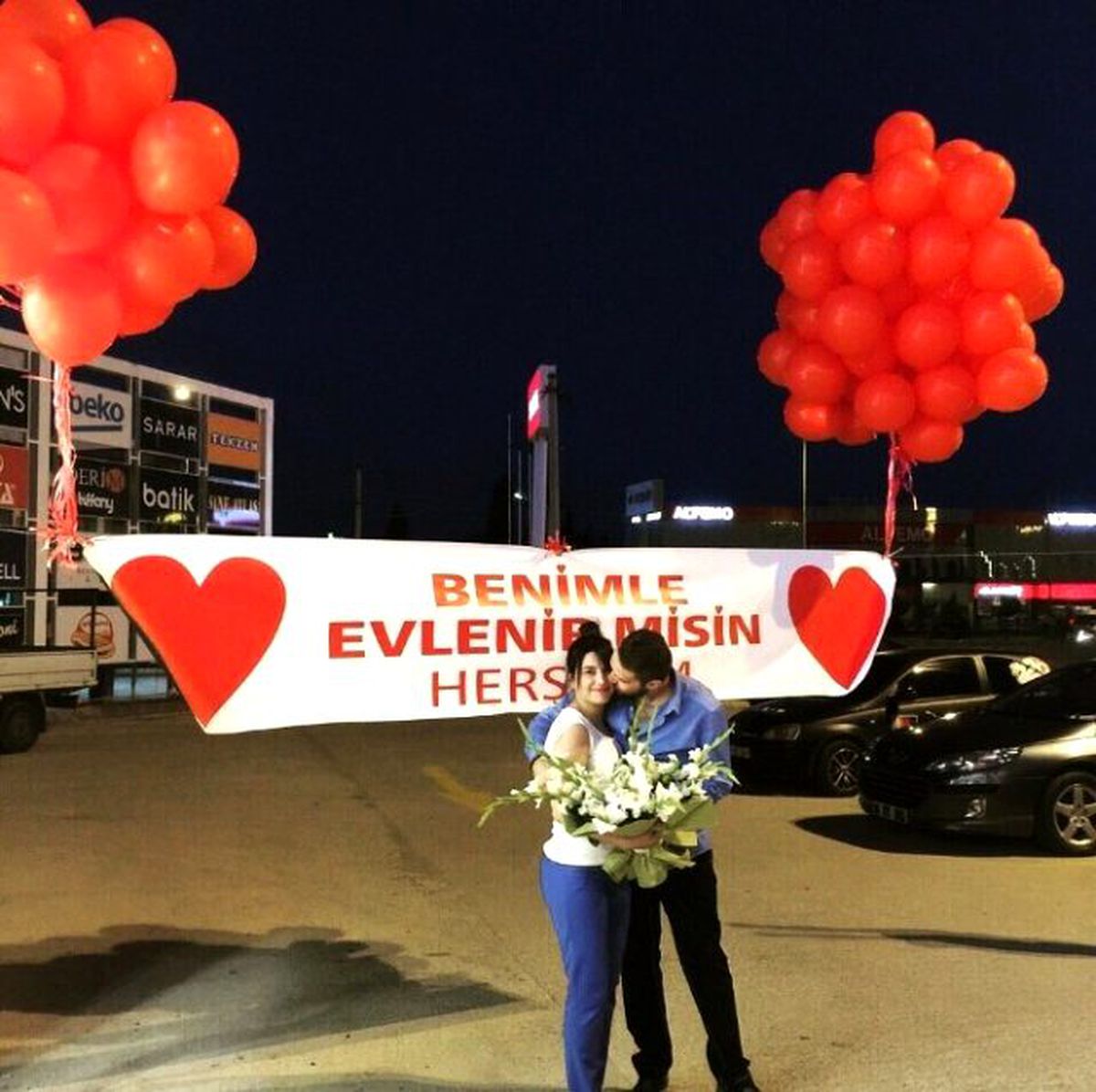 Avm\'de Kız Arkadaşına Pankartla Evlilik Teklif Etti