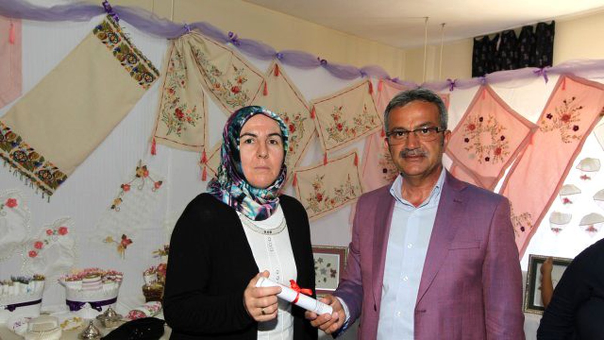 Başkan Halk Eğitimin Hünerli Hanımlarını Kutladı