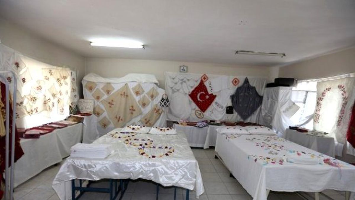 Başkan Özakcan El Sanatları Sergi Açılışına Katıldı