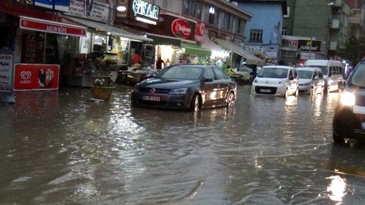 Bilecik\'te Ceviz Büyüklüğünde Dolu Yağdı