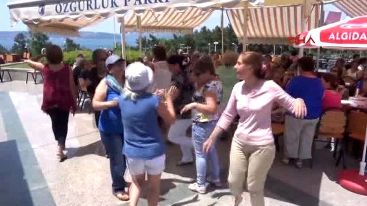 Çanakkale CHP'li Kadınlar Seçim Zaferini Göbek Atarak Kutladı