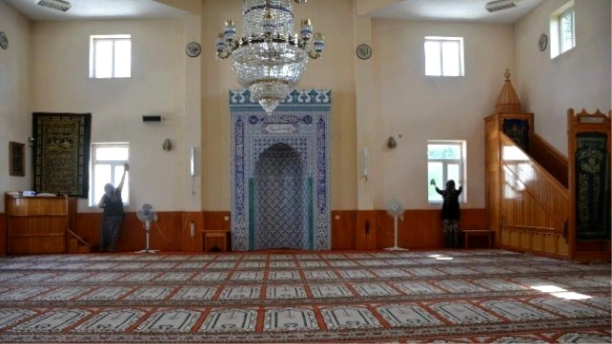 Çay İlçesinde Camilerde Ramazan Temizliği Yapıldı