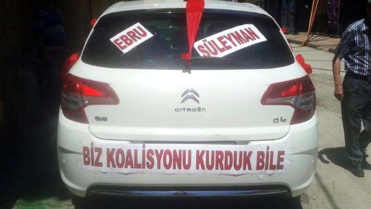 Damat ve Sağdıcı Boyunduruk Takarak Düğün Arabasını Çekti