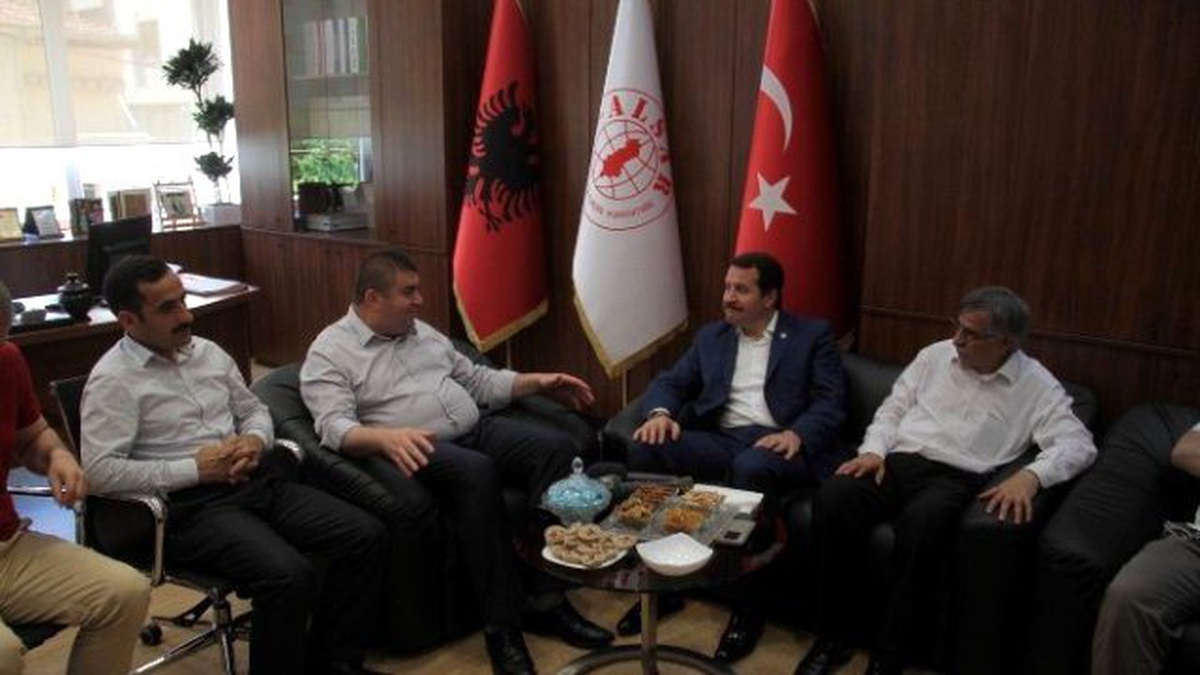 Eğitim Bir-sen Heyeti Arnavutluk\'ta Yetimlerle Buluştu