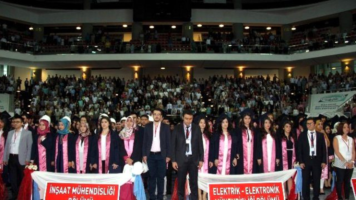 Erü Mühendislik Fakültesi\'nde Mezuniyet Heyecanı