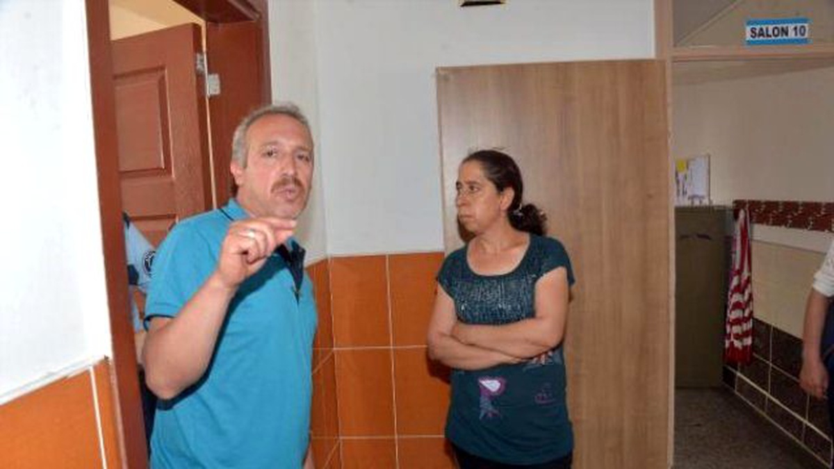 Eşinin Maaşı Ödenmeyince Müdürün Boğazına Bıçak Dayadı