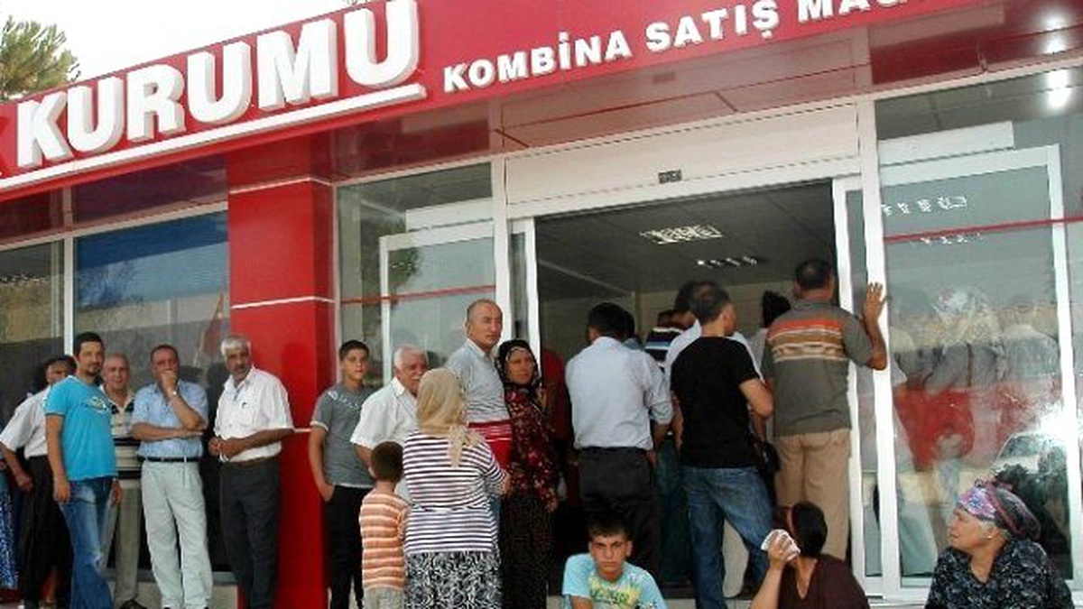 Esk Satış Ofisinin Önünde Ucuz Kıyma Kuyruğu