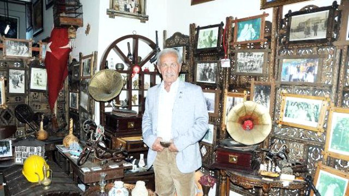 Geçmişe Özlemle Biriktirdiği Tarihi Eşyaları Sergiliyor