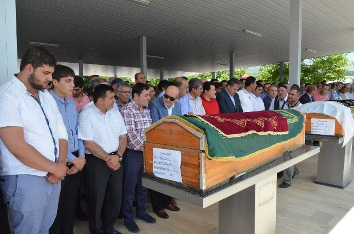 İşadamı Yüksel Salik ve Eşi Gözyaşları Arasında Toprağa Verildi