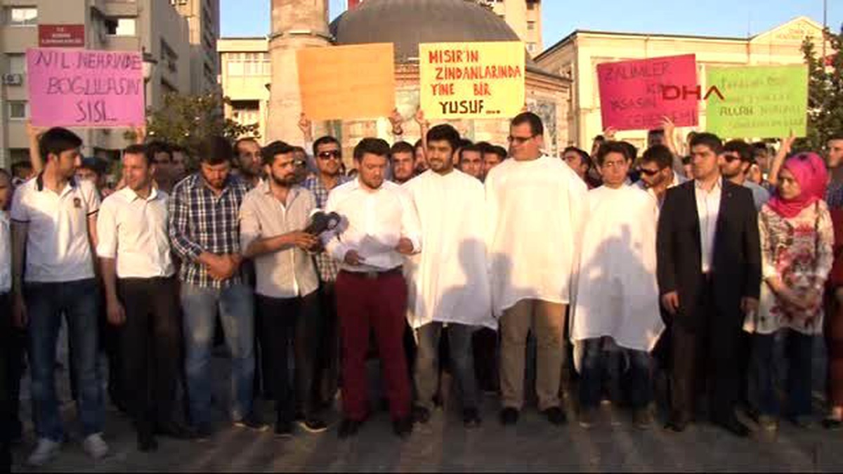 İzmir Mursi\'ye Verilen İdam Cezasına Kefenli Protesto