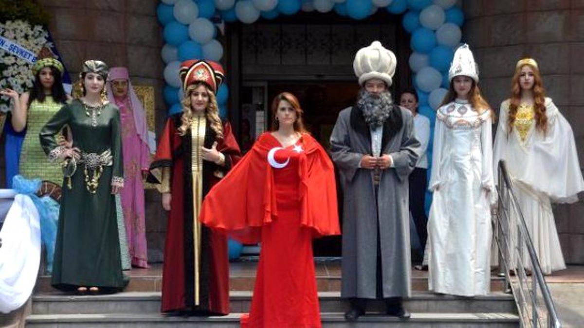 Kayseri\'de Tarih Kokan Defile
