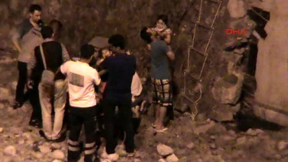Kemer Elektrikli Bisikletle Dere Yatağına Uçtular